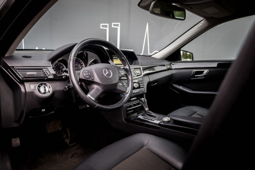 MERCEDES BENZ E200
