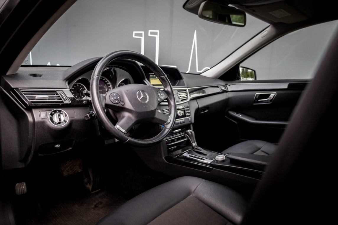 MERCEDES BENZ E200