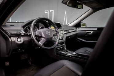 MERCEDES BENZ E200
