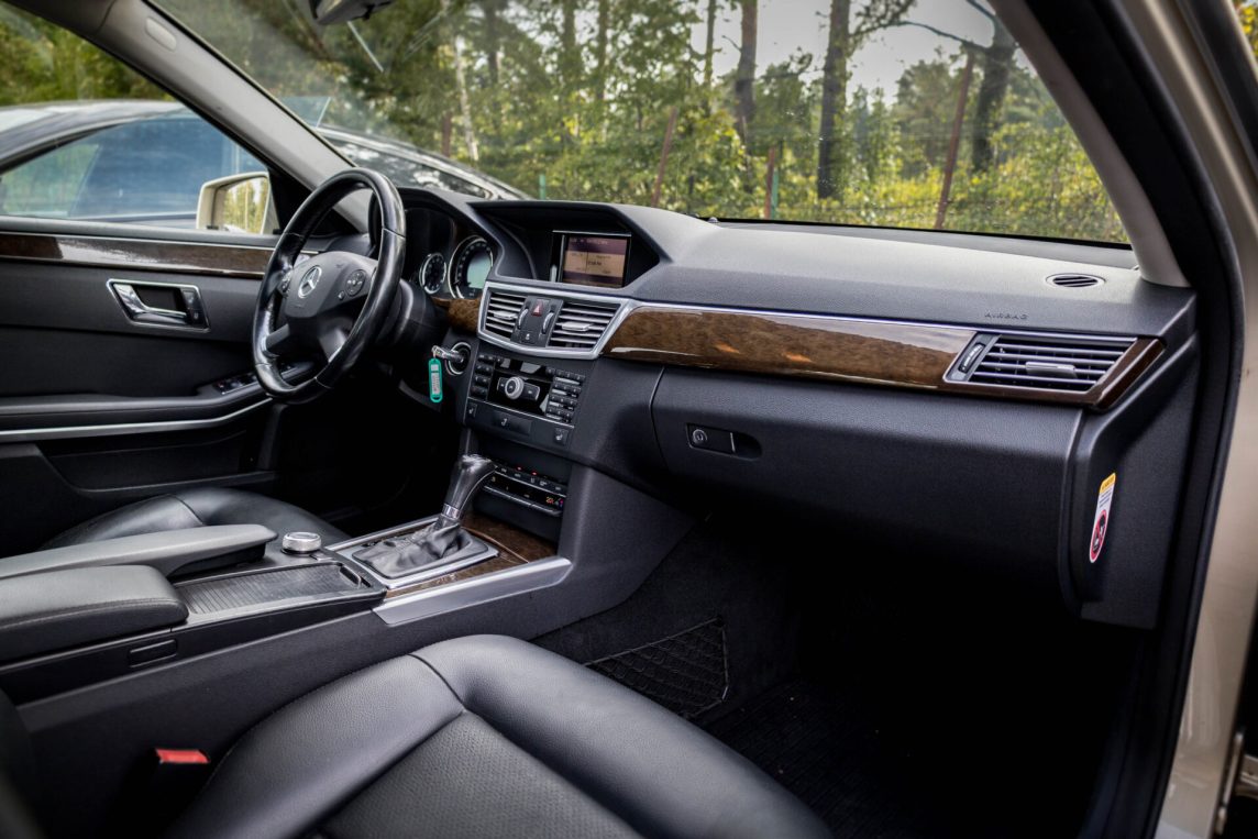 MERCEDES BENZ E200