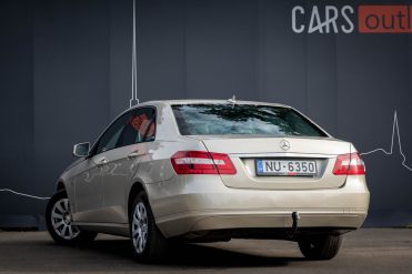 MERCEDES BENZ E200
