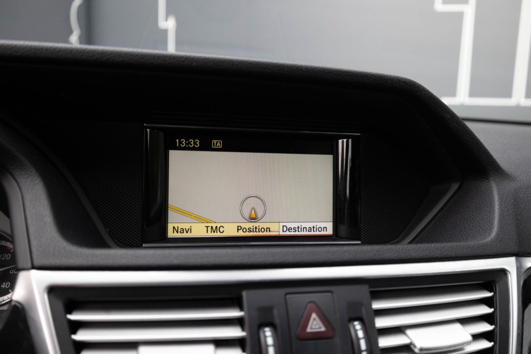 MERCEDES BENZ E200