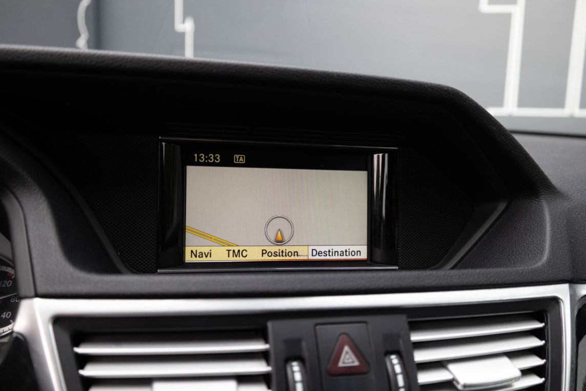 MERCEDES BENZ E200
