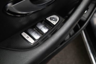 MERCEDES BENZ E220 D