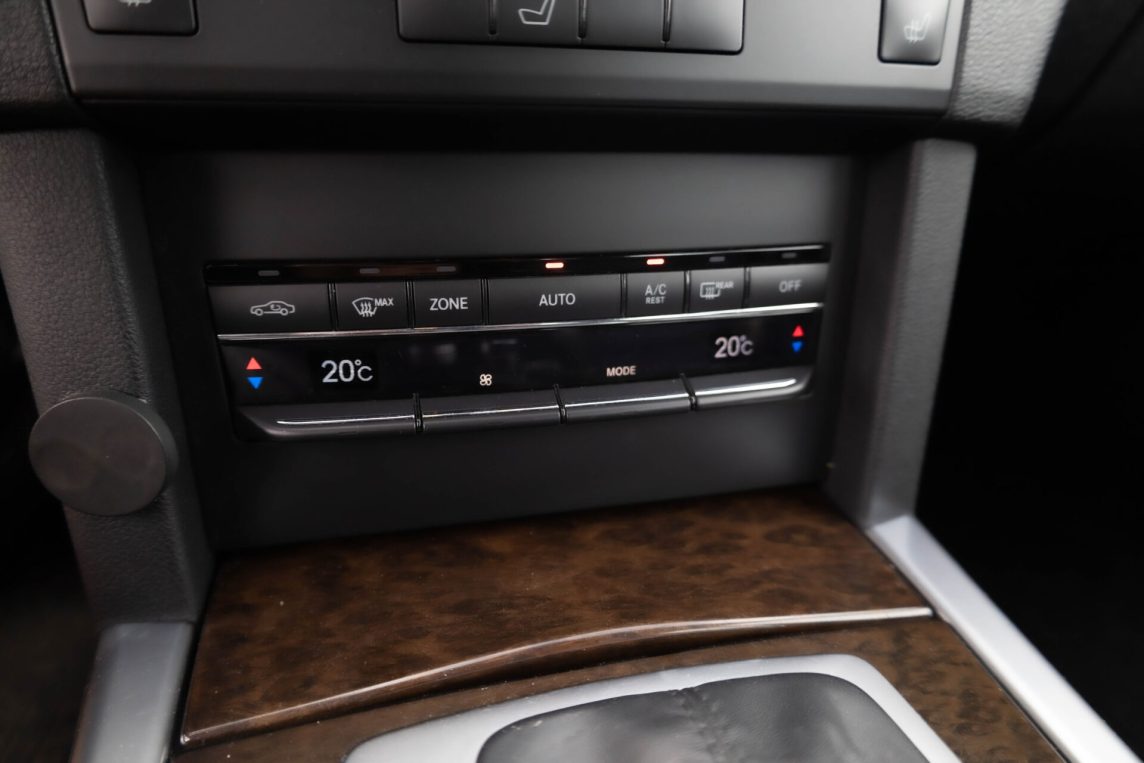 MERCEDES BENZ E200