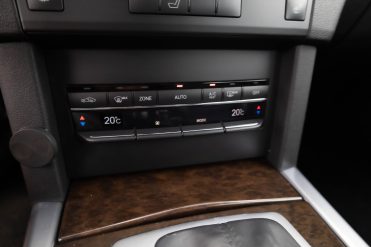 MERCEDES BENZ E200