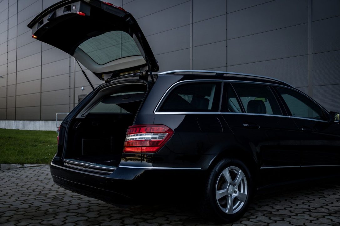 MERCEDES BENZ E200