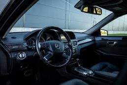MERCEDES BENZ E200