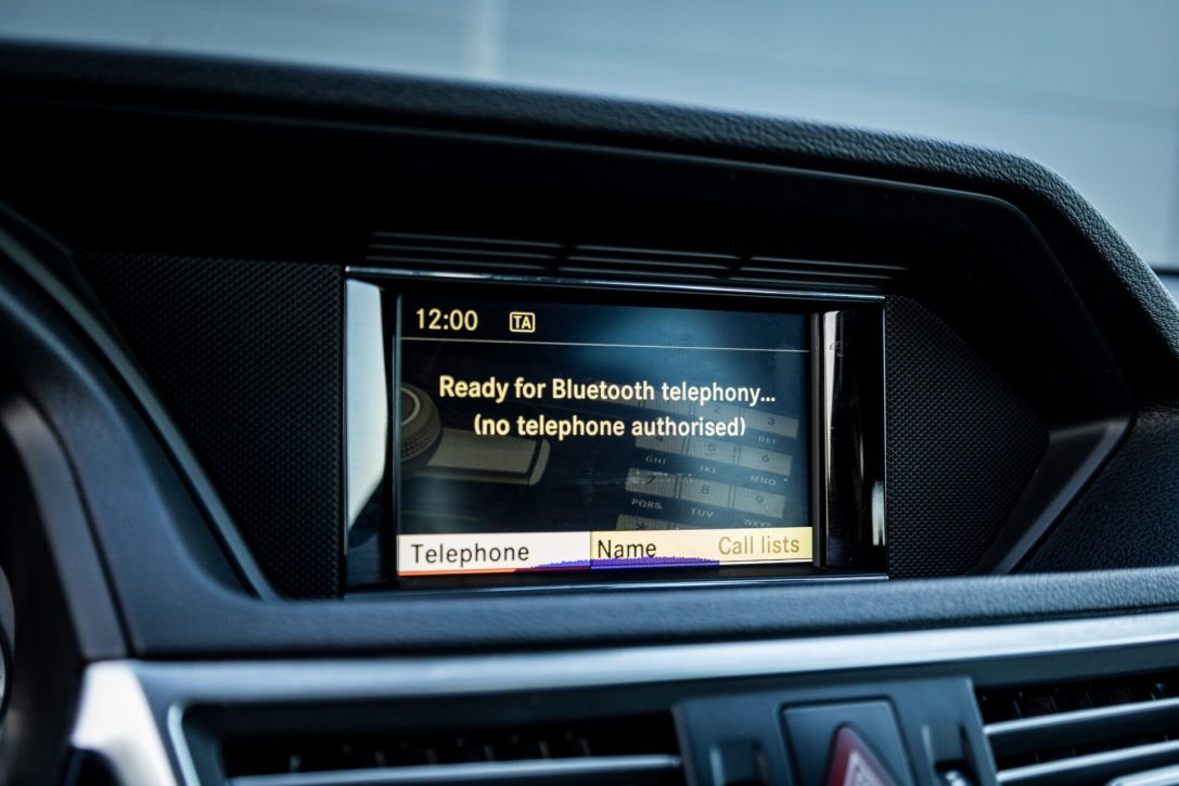 MERCEDES BENZ E200