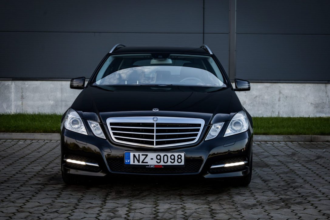 MERCEDES BENZ E200