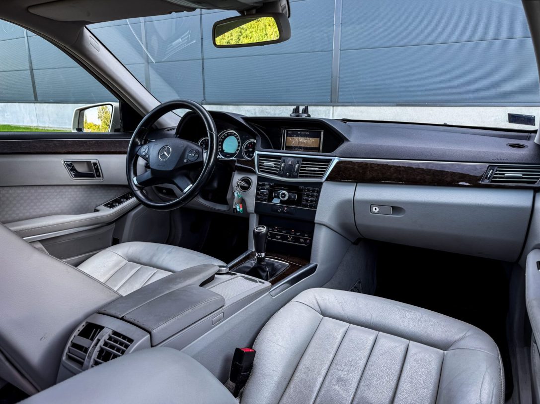 MERCEDES BENZ E220