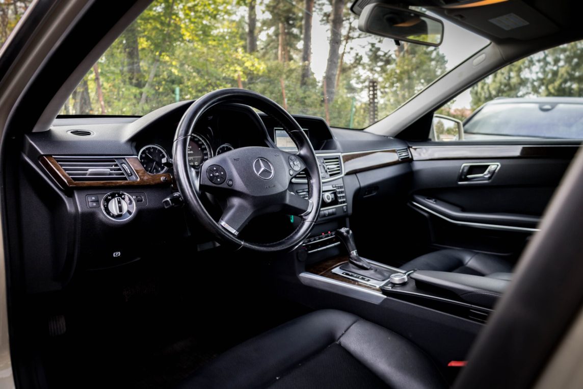 MERCEDES BENZ E200