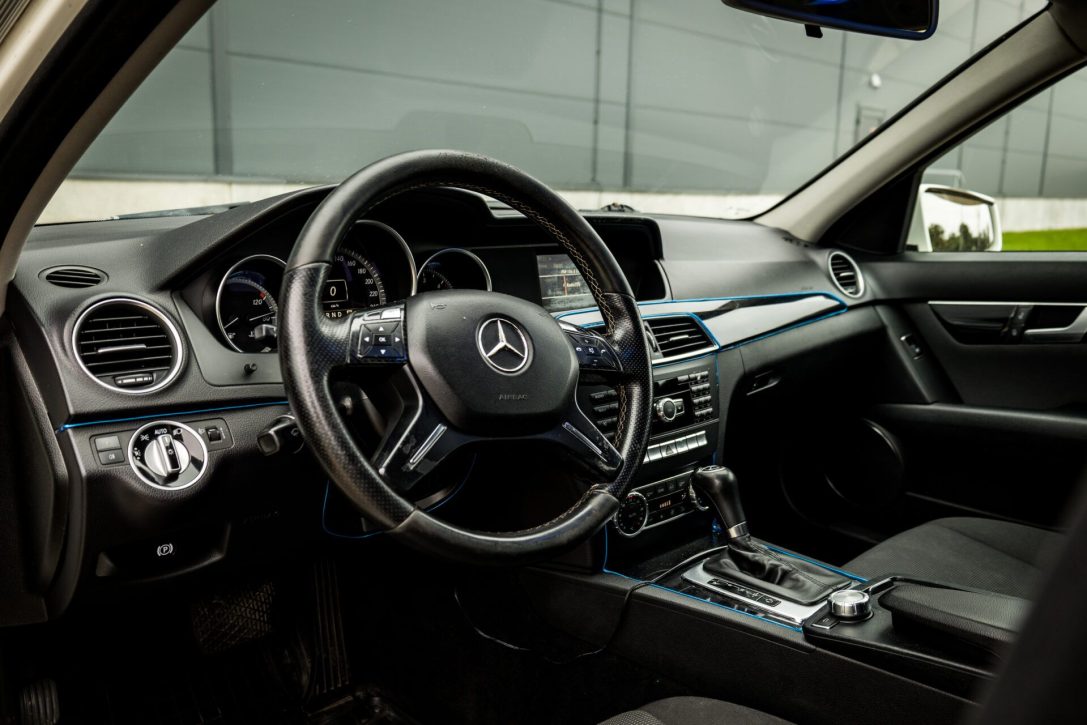 MERCEDES BENZ C220