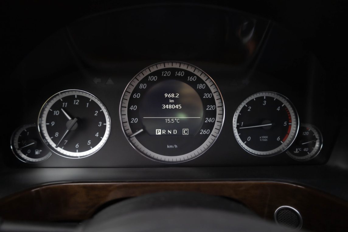 MERCEDES BENZ E200