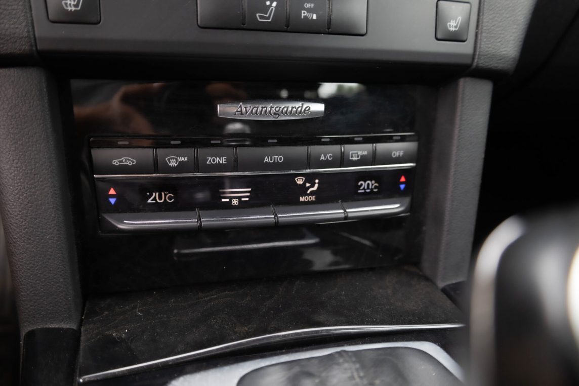 MERCEDES BENZ E200